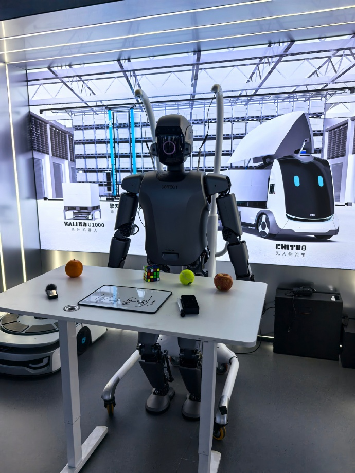 ST逸飞：湖北荆楚人形机器人有限公司有面向商业场景、工业场景、家庭服务三大应用类别的机器人，目前均进展顺利，且已正式推出荆楚1号、荆楚2号机器人