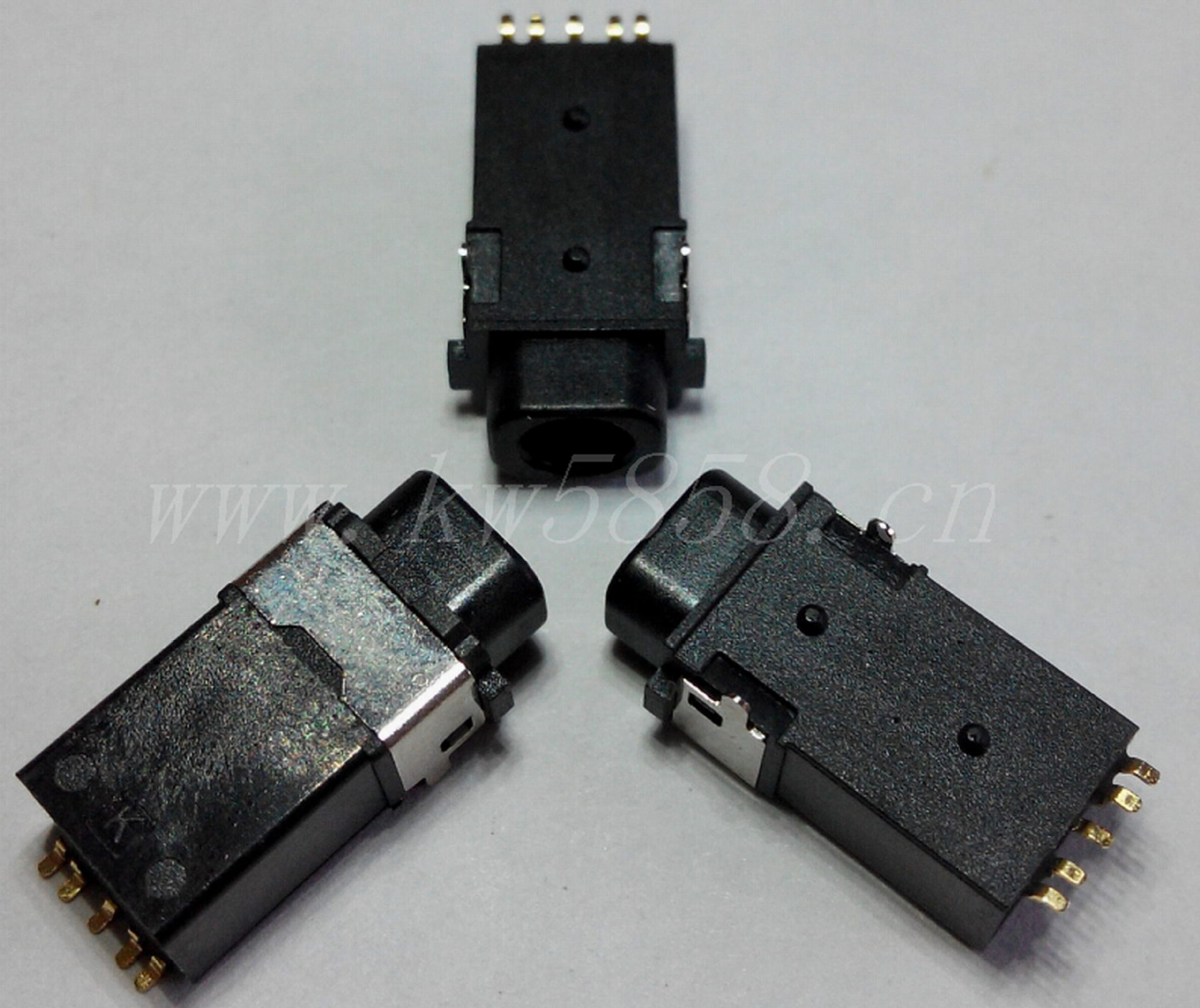 紫光国微：公司GLASS2016谐振器产品、SMD1612Seam封装研发成功，新规格产品TSX产品、TF产品实现开发与量产，多款产品通过AEC-Q200车规级可靠性验证