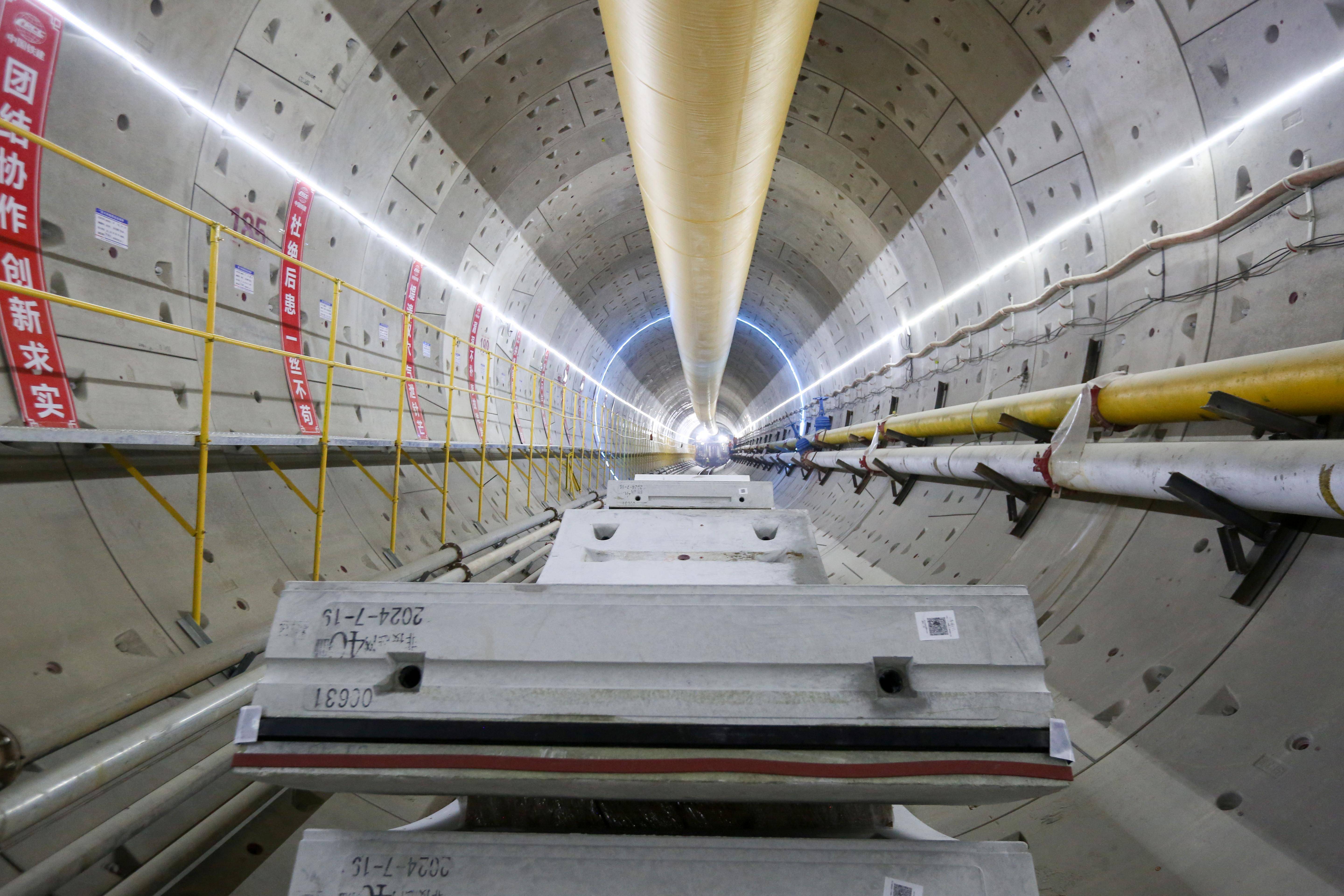 世界最大直径水下盾构隧道贯通