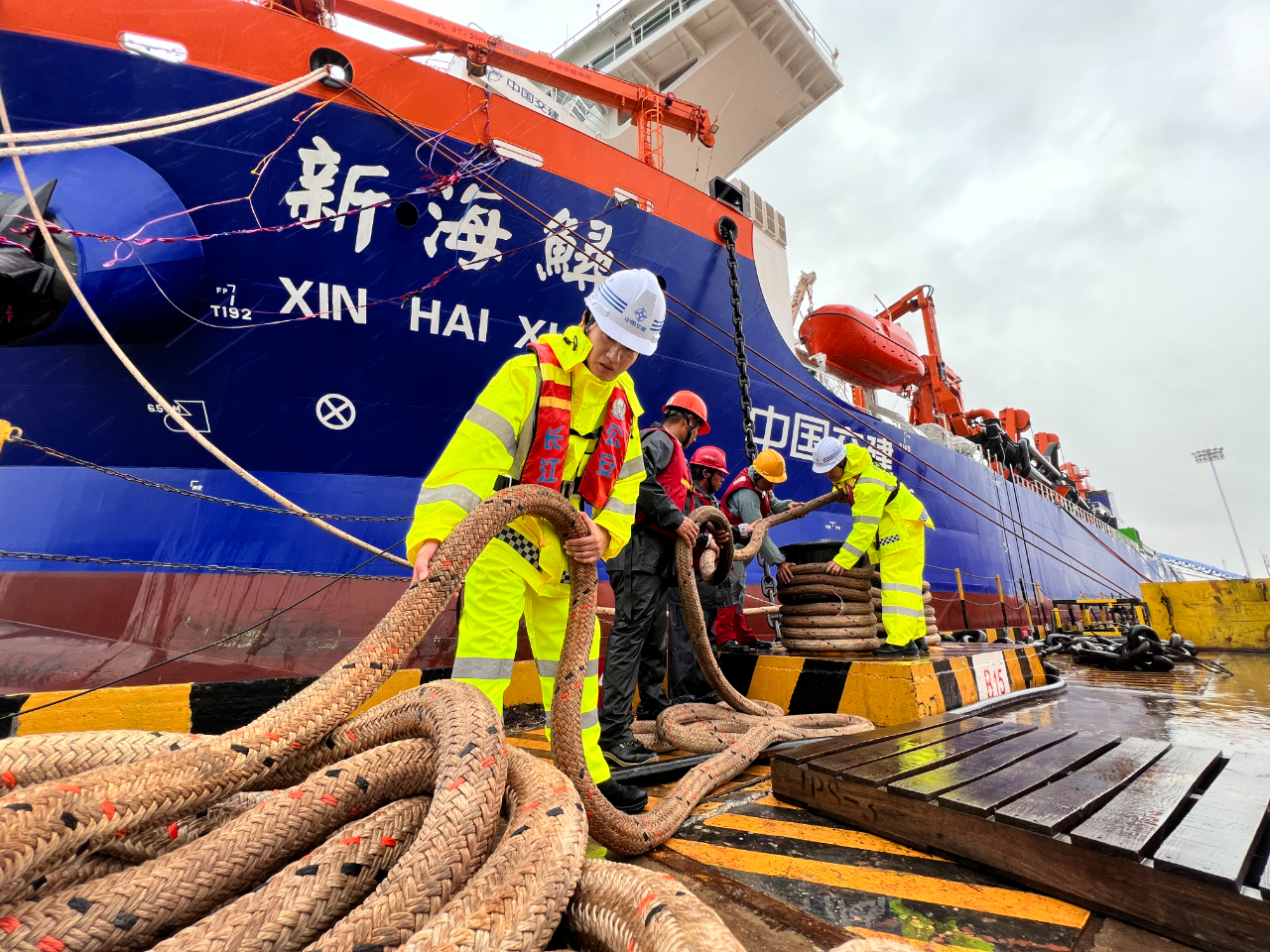 两艘35000立方米舱容等级超大型耙吸挖泥船在江苏启东下水