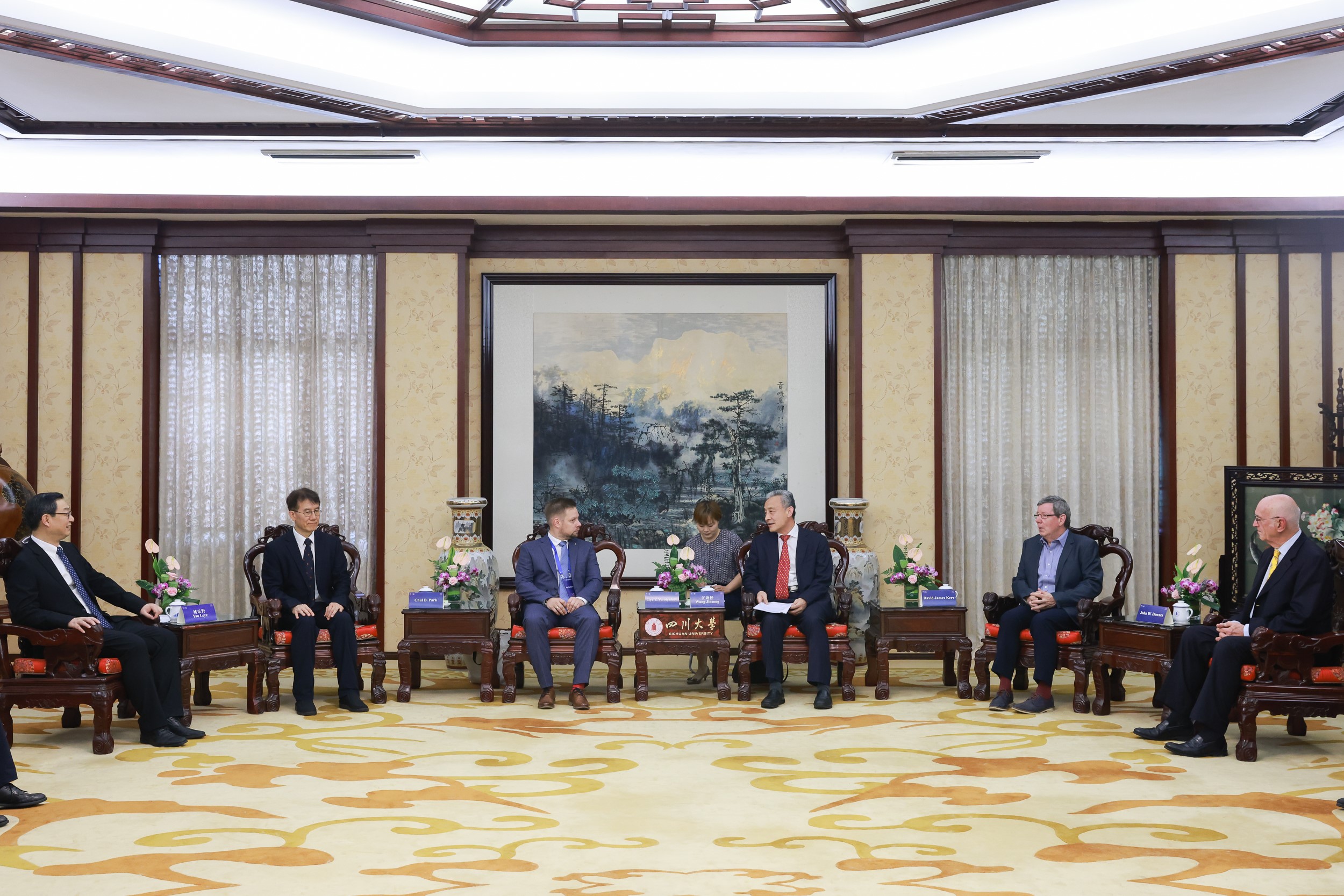 外交部亚洲司司长刘劲松会见新加坡驻华大使陈海泉