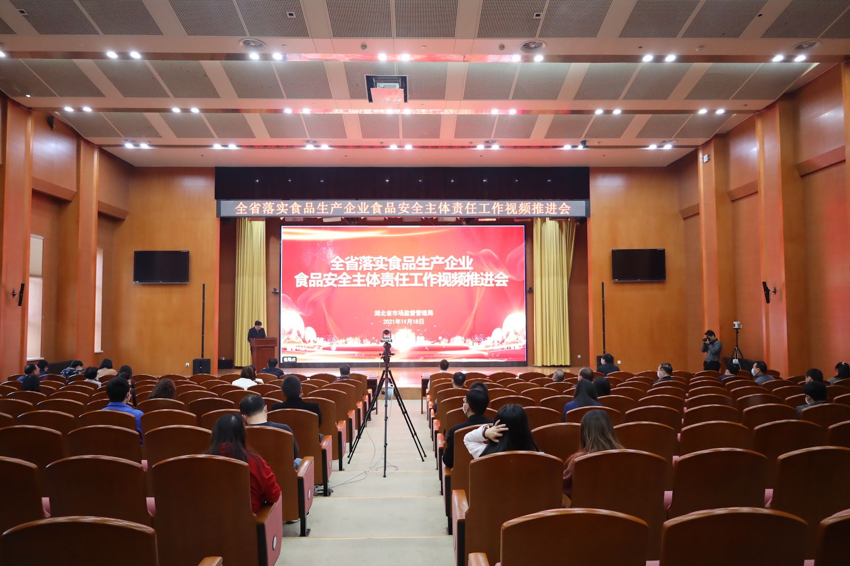 门店经营稳步提升，周黑鸭2025年上半年业绩大增，高质量发展路径清晰