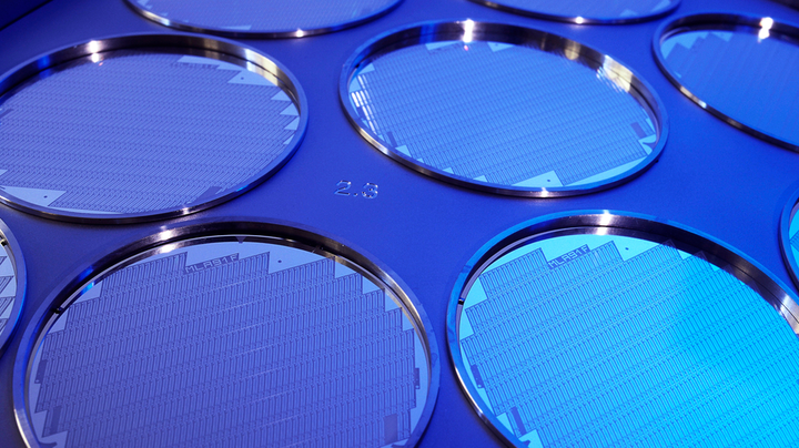 沪硅产业：新硅聚合主要从事铌酸锂及钽酸锂单晶薄膜晶圆衬底的研发、生产与销售