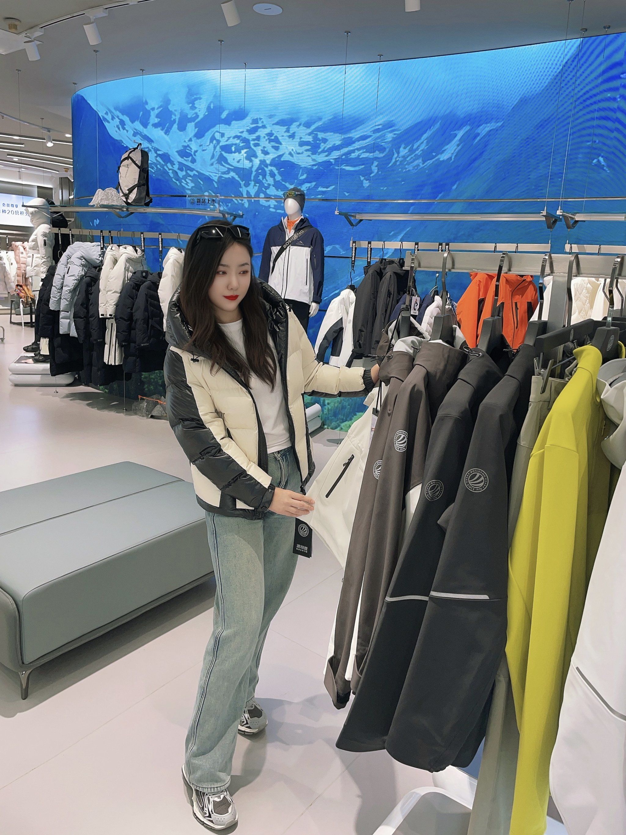 波司登泡芙，这个时装周，成为被巴黎记住的流动风景