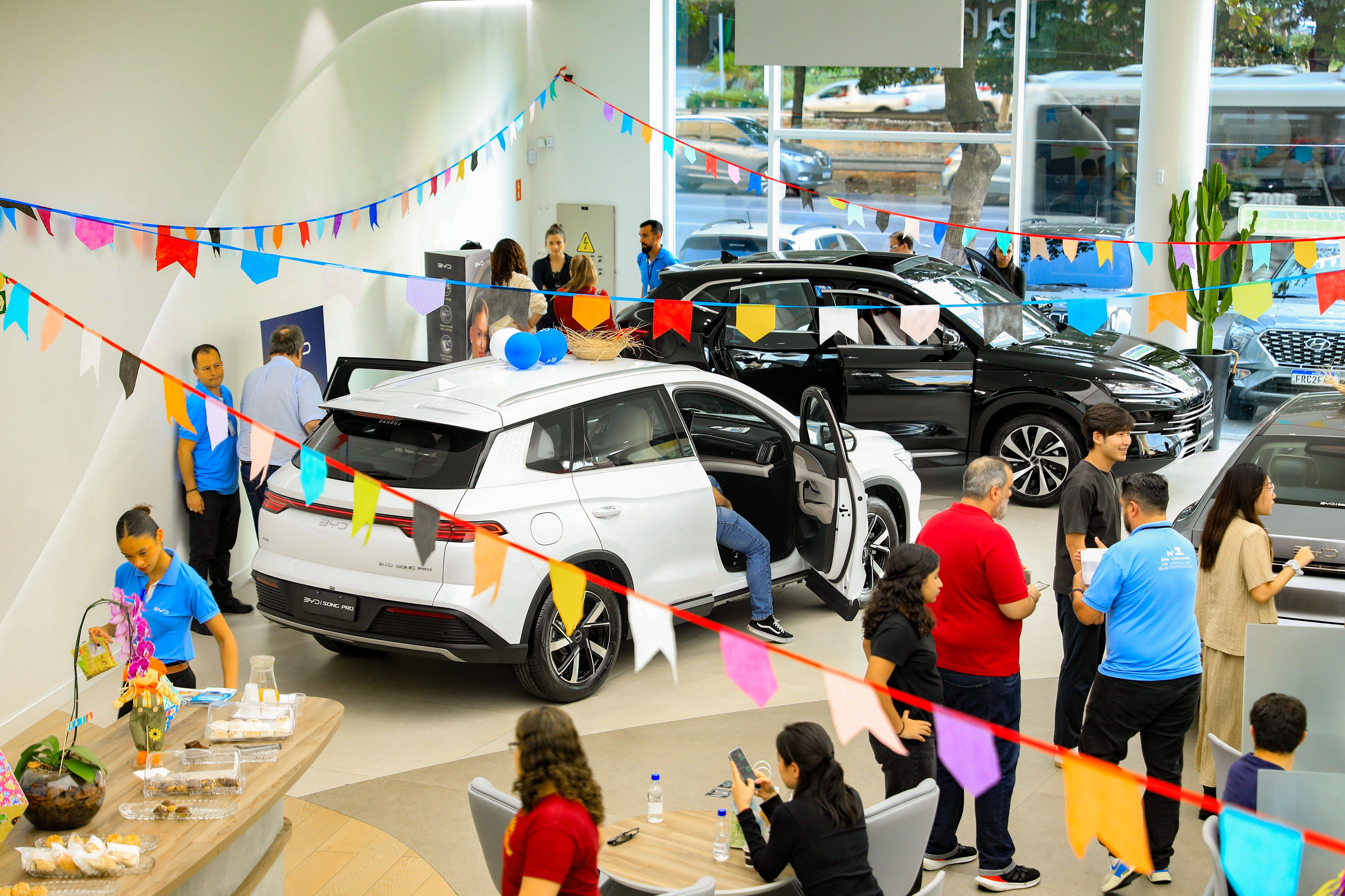 比亚迪第1400万辆新能源车在巴西工厂下线,巴西总统卢拉成为车主