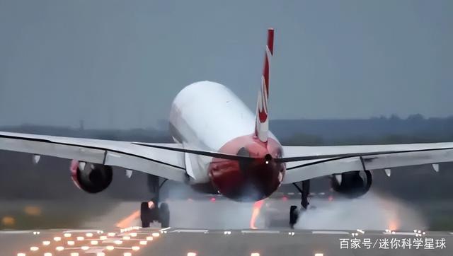 上工申贝：公司ICON A5机型标配整机降落伞，供应商为美国一家专业生产飞机弹道降落伞的制造商