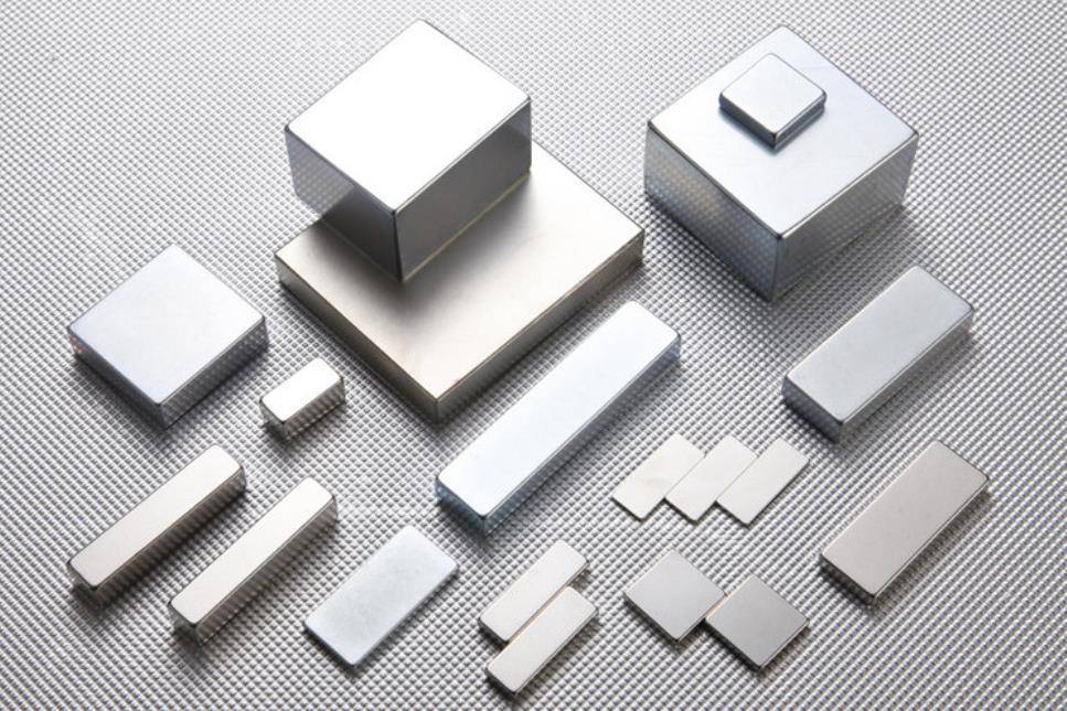 安泰科技：公司主要生产高端钕铁硼永磁材料，暂未参与电机业务