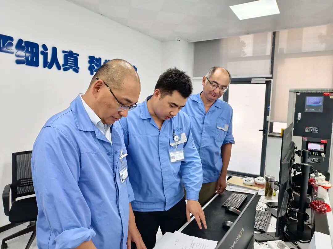 异动快报：联环药业（600513）10月15日11点15分触及涨停板