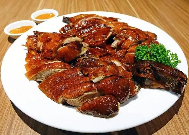 高端定位难抵消费降级冲击，全聚德前三季度扣非净利暴降超七成，毛利率较高点断崖式下跌