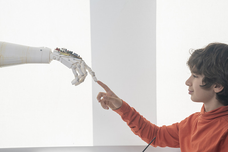 荣耀与奥飞娱乐将合作开发AI交互潮玩机器人