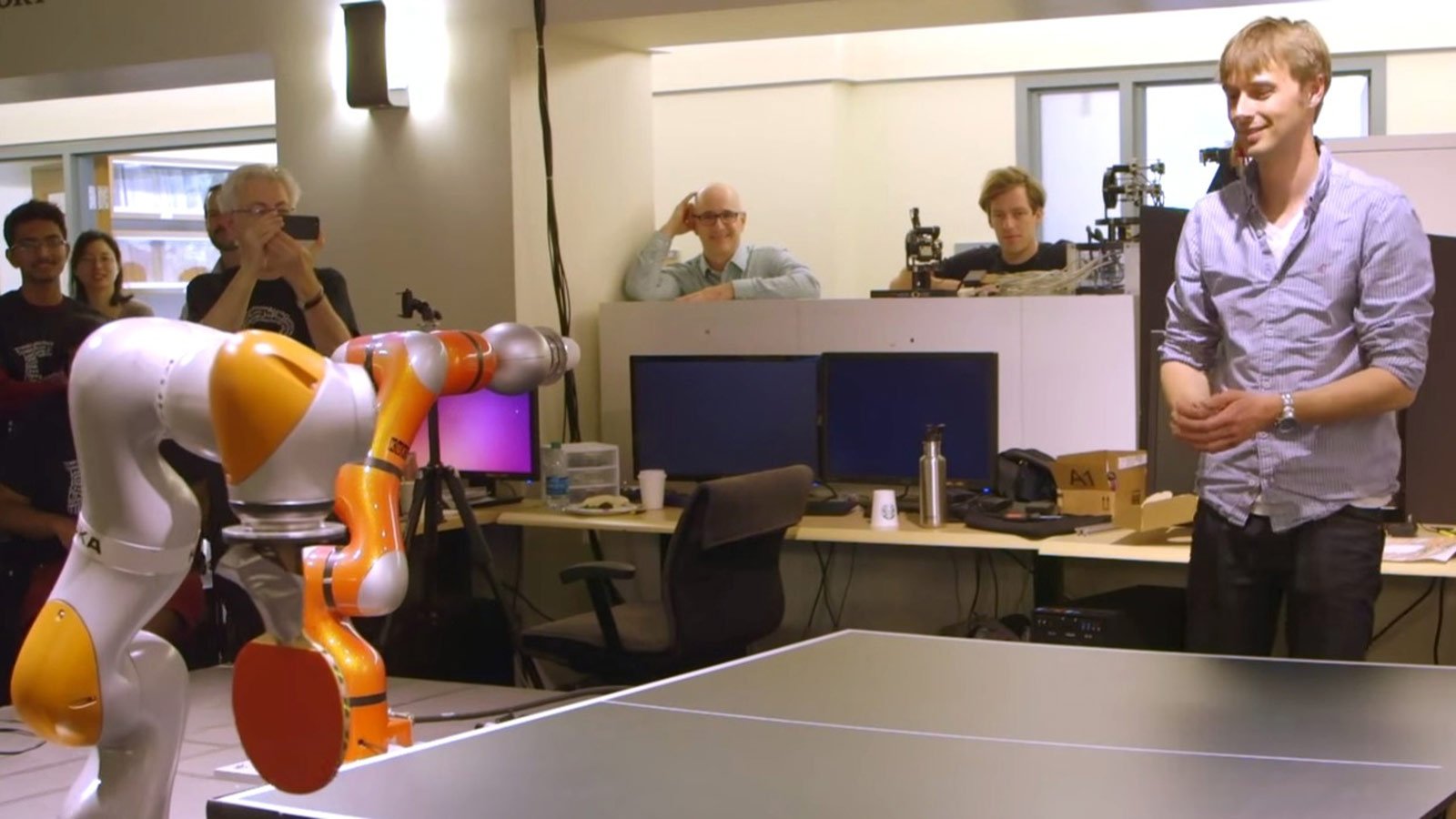 美的集团：库卡LBR Med机器人获医疗认证