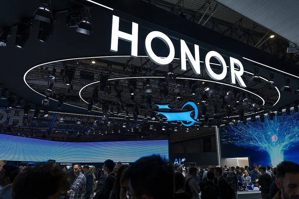 改变中的荣耀:CEO李健称手机不应是“无聊黑色方块”