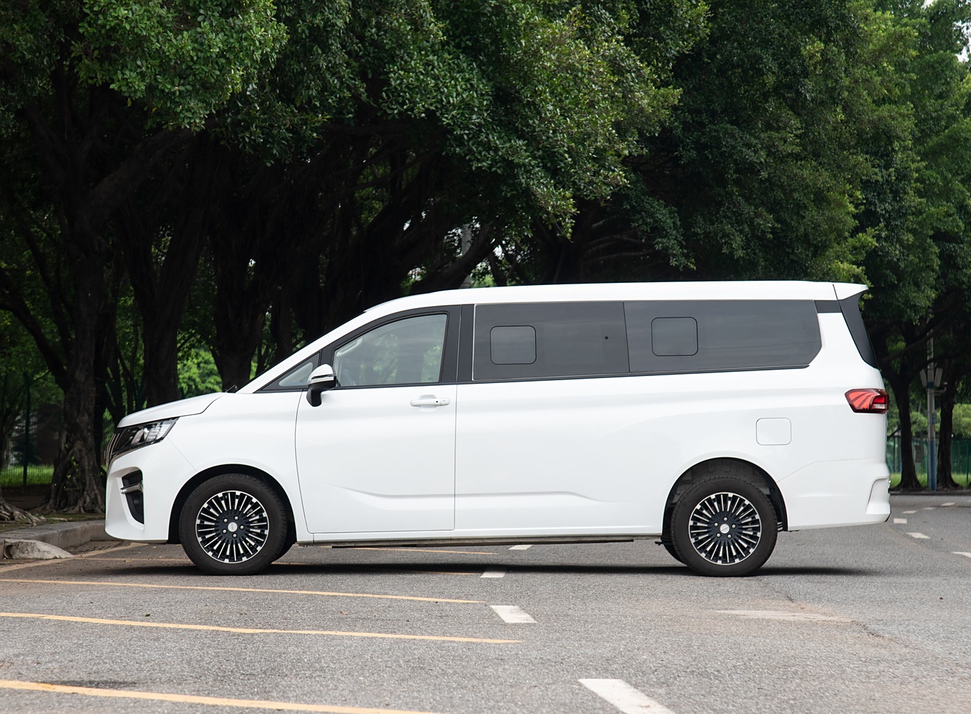 “别墅级新能源旗舰MPV”至境世家纯电版上市，售价48.99万元