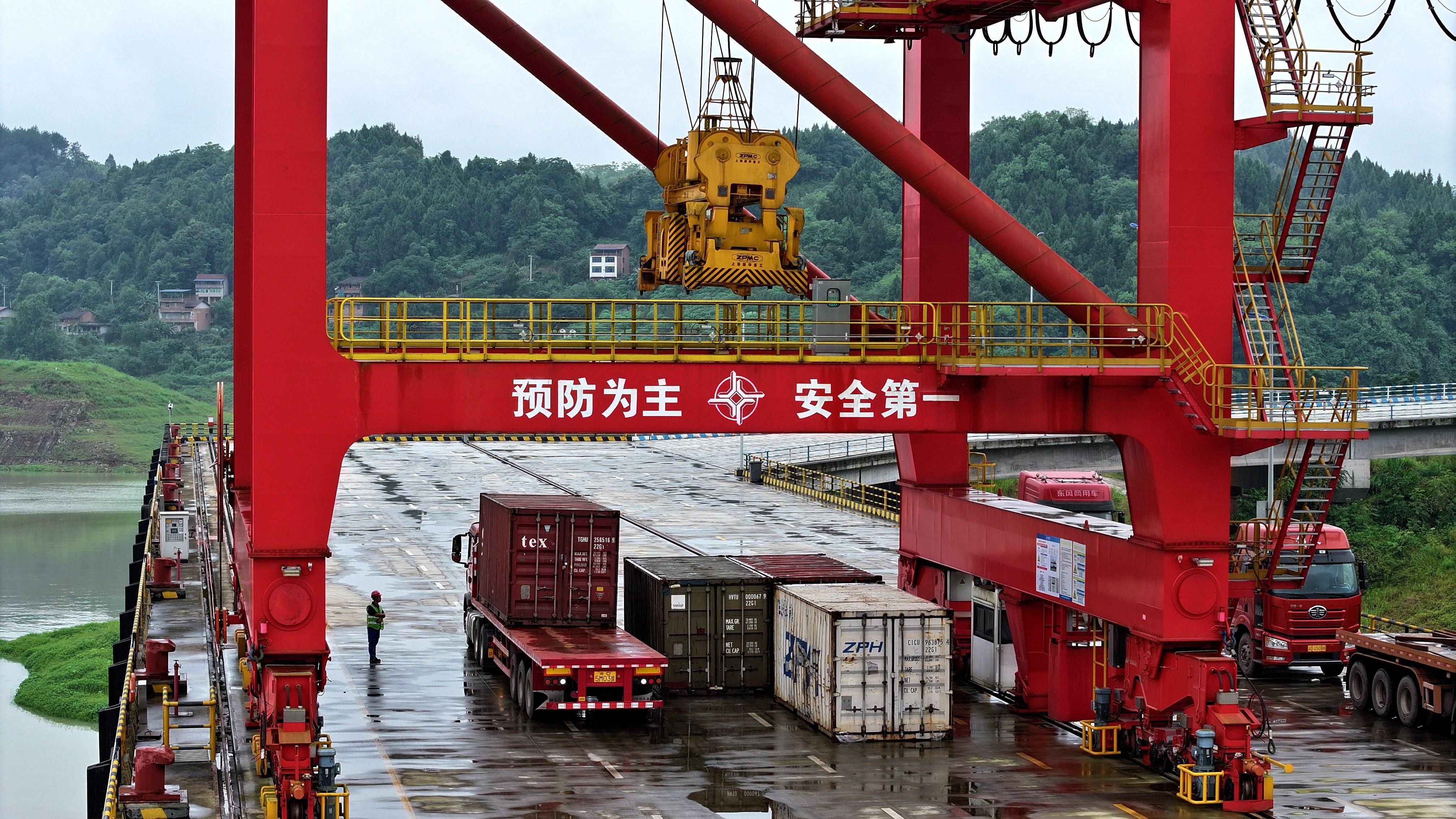 "输送带龙头"利润大降，创始人女儿接班