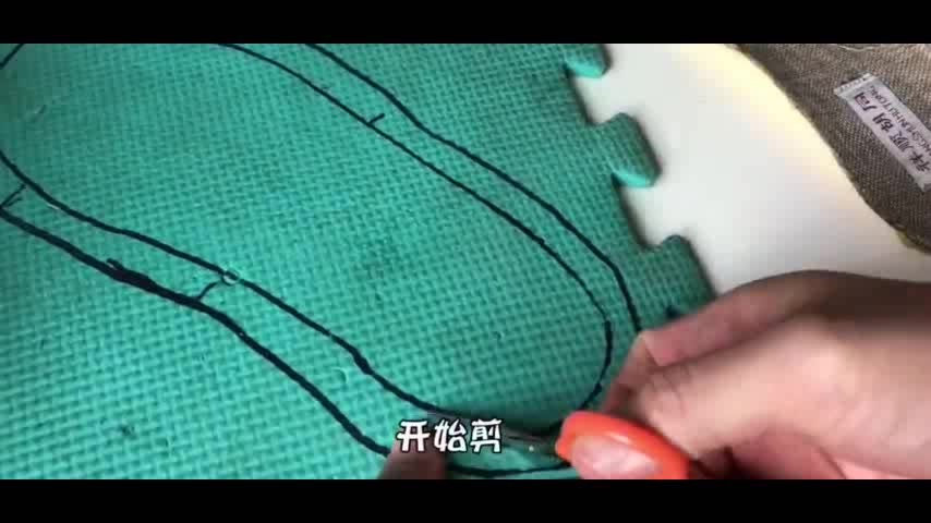 交个朋友直播间售问题 “溜溜凳”:内部用发霉木板、废旧海绵,回应称已全面下架