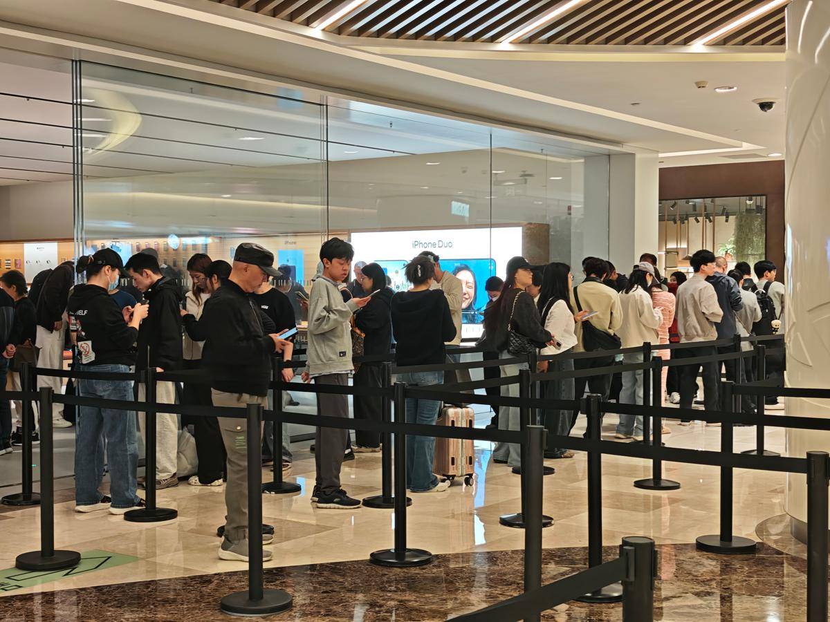 iPhone Duo 开售首日溢价“腰斩”