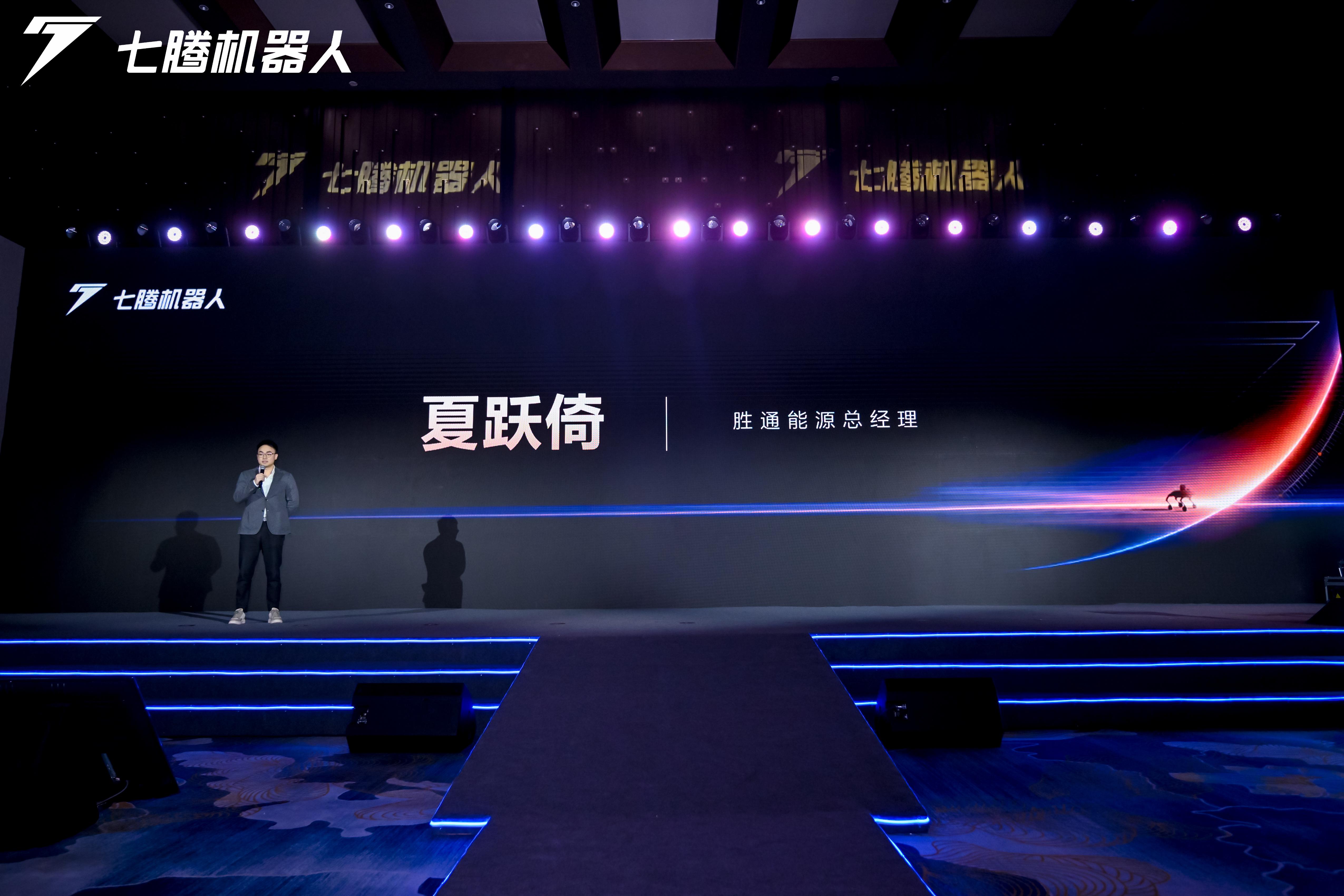 机器人教机器人落地真机：智元联合清华、无问芯穹发布CEL，96台机器人“自主进化”